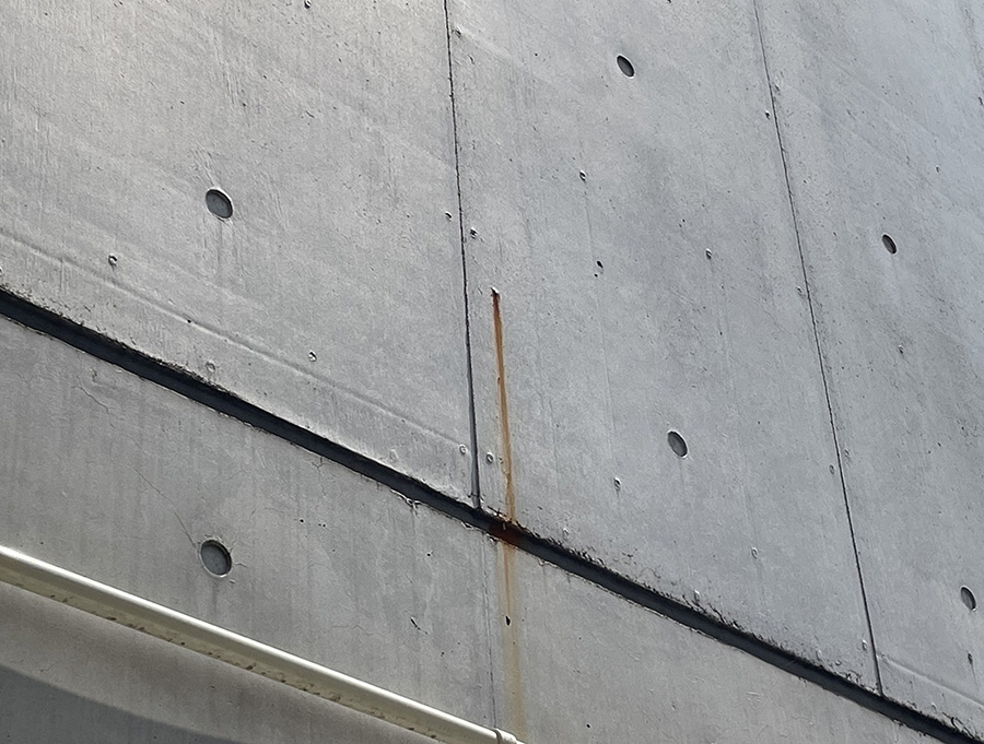 コンクリートのひび割れと鉄錆