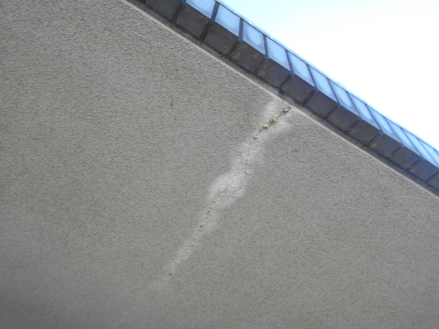 バルコニーからの雨水の垂れ