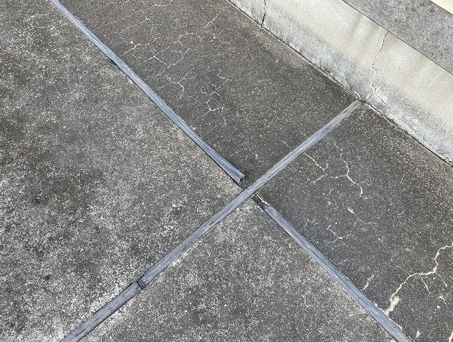 伸縮目地のひび割れ