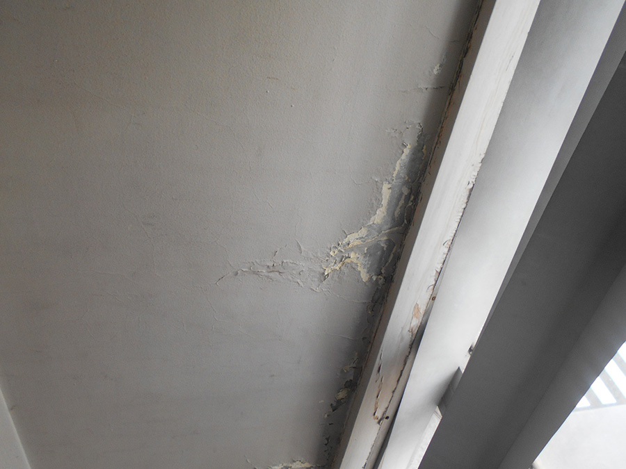 サッシ周りのシミ